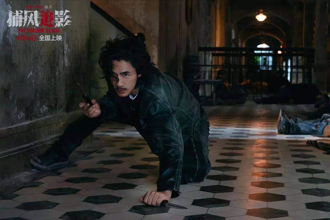 豆瓣开分8.1，创近二十年成龙电影最佳！打掉烂片标签的《捕风追影》爽在哪？