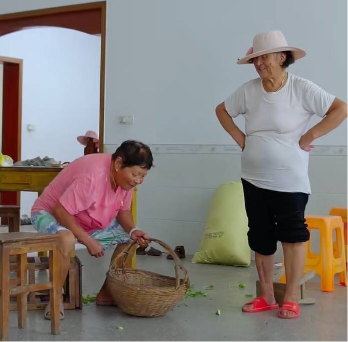 男子卖掉上海房产 回农村教年轻人如何蹭饭