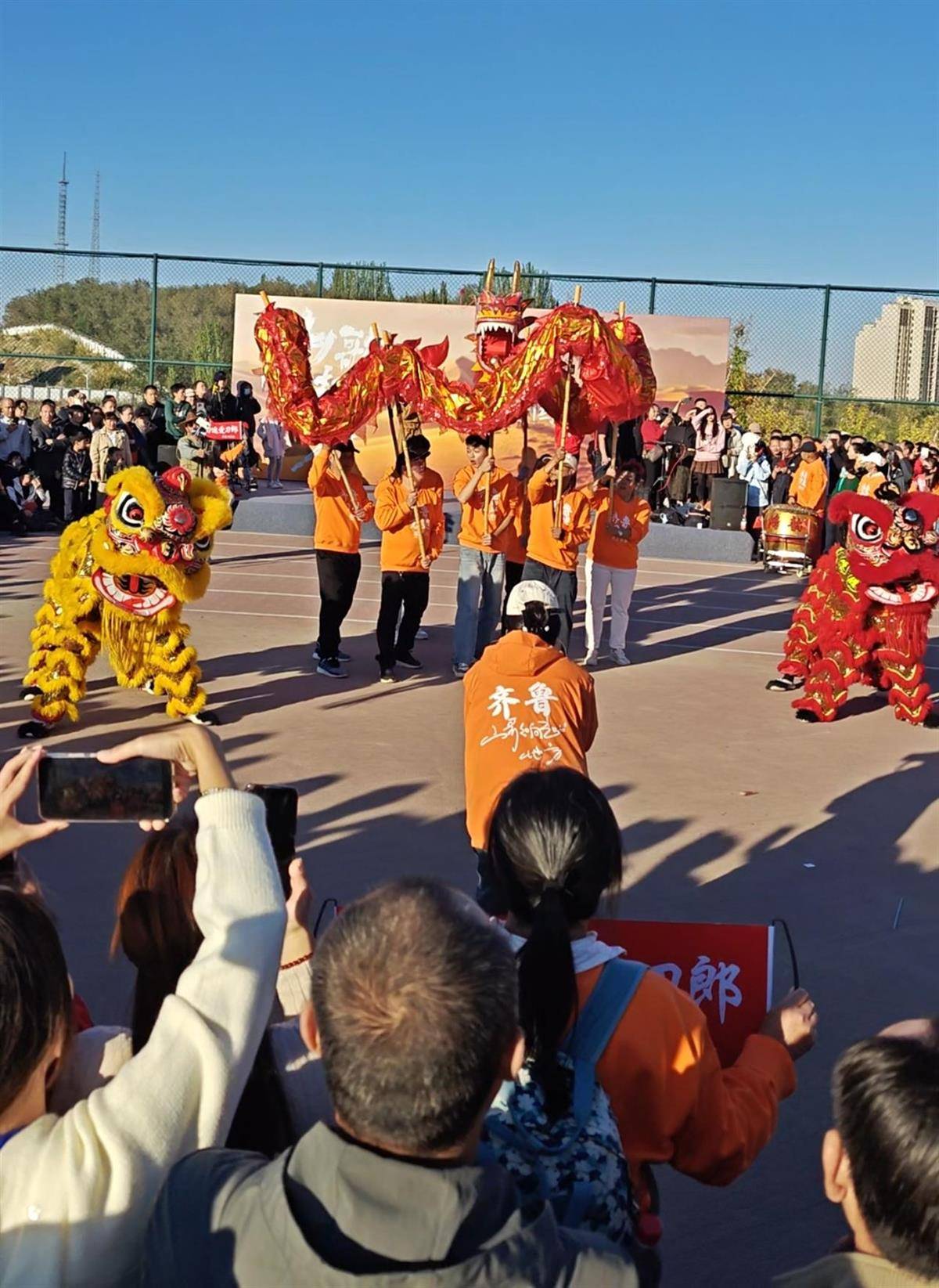 刀郎乌鲁木齐演唱会开唱,场外有刀迷免费为大家提供伙食,民宿老板宣布:持演唱会门票免费入住