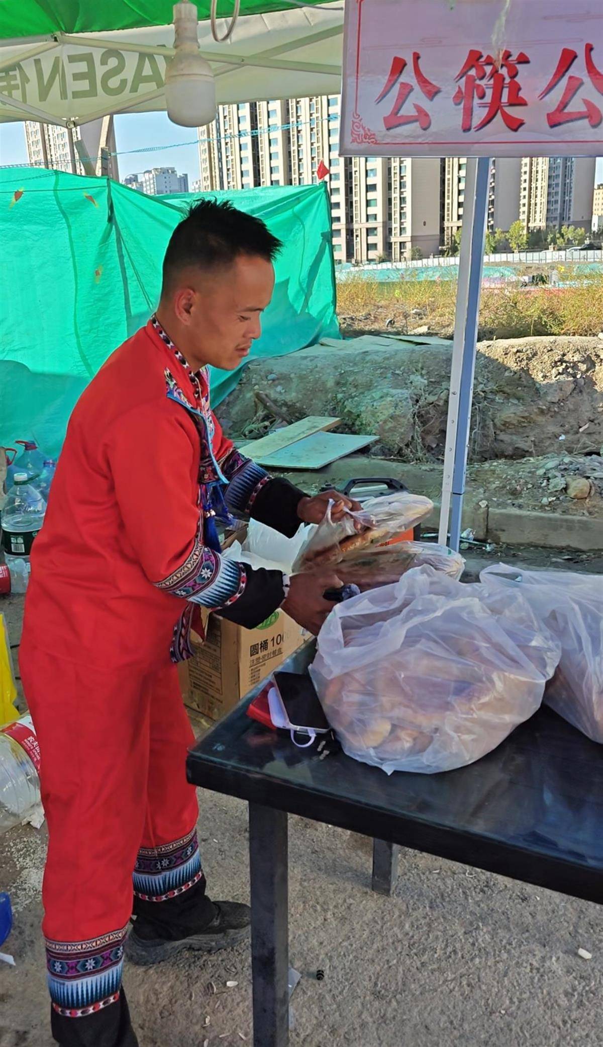 刀郎乌鲁木齐演唱会开唱,场外有刀迷免费为大家提供伙食,民宿老板宣布:持演唱会门票免费入住