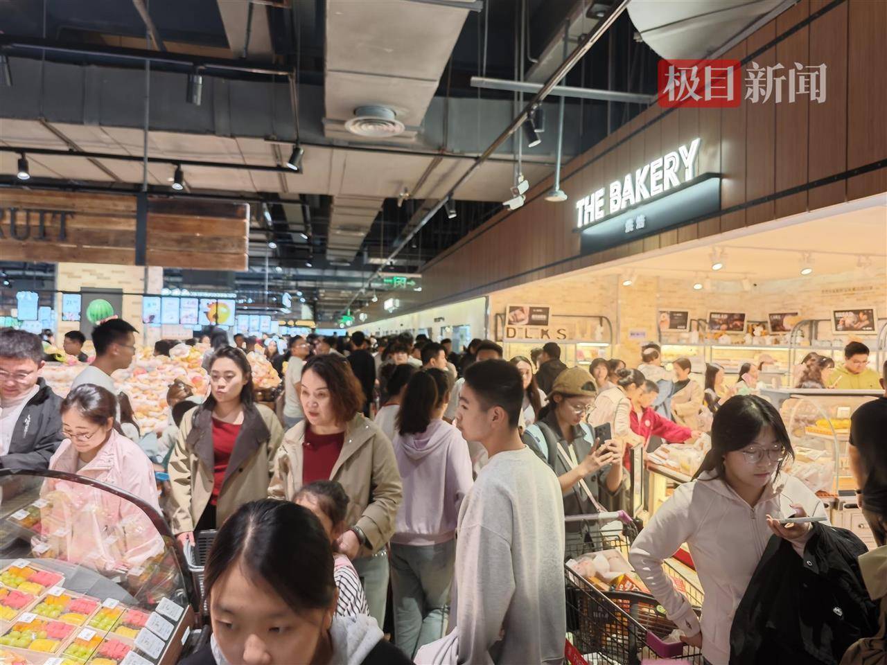 中秋夜的新乡胖东来能有多少人?多个收银口排起长队,有顾客举着购物篮在人群中穿行