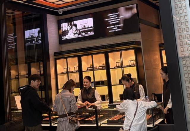 金价创历史新高!北京黄金消费“量价齐飞”,年轻人买金饰当“理财”,买涨不买跌成共识|华夏双节观察