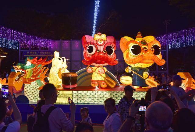 特写:华灯闪耀 团圆味浓——香港举行彩灯会喜迎中秋佳节