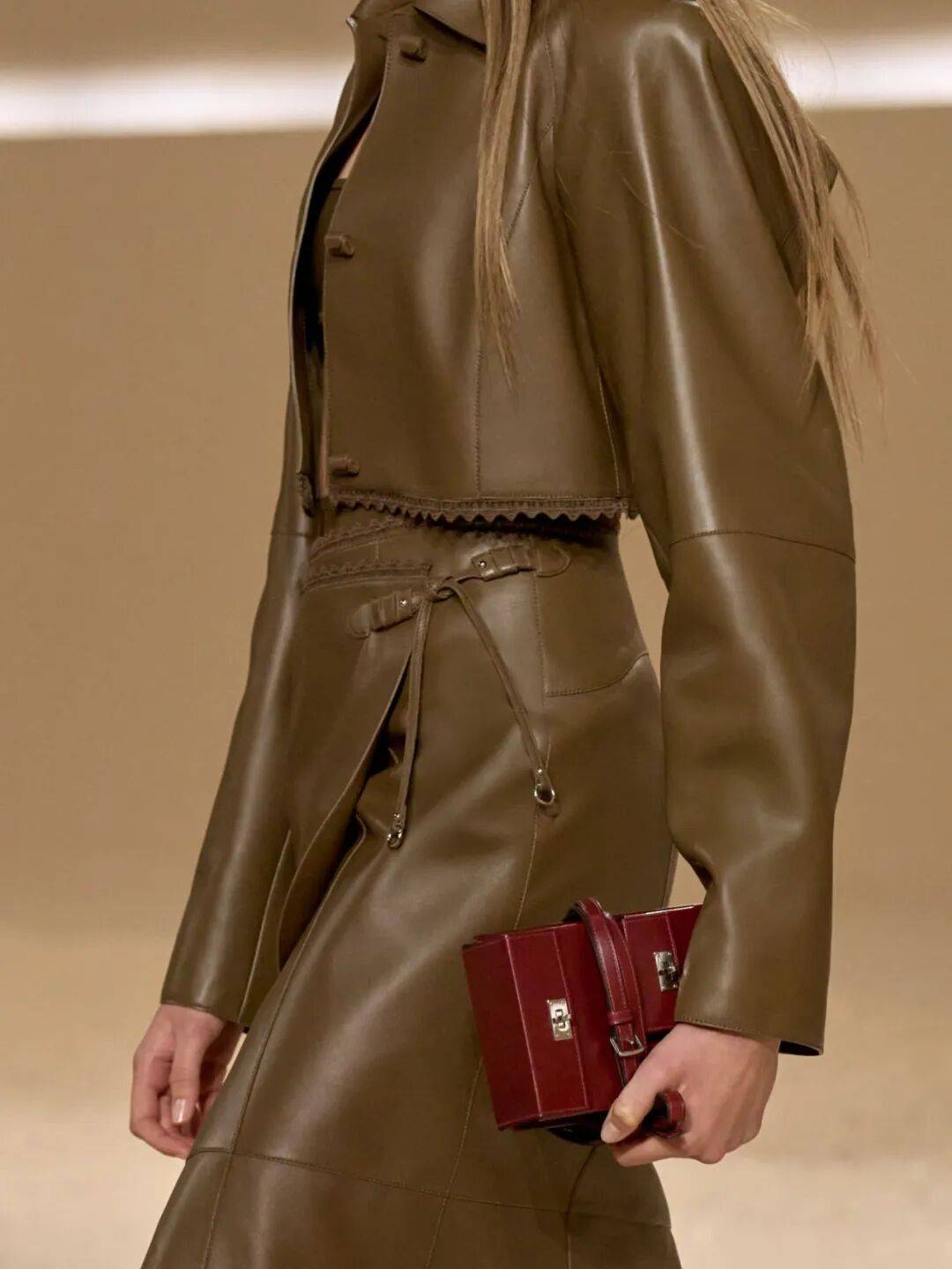 Hermès的女骑士,在沙滩上自由驰骋