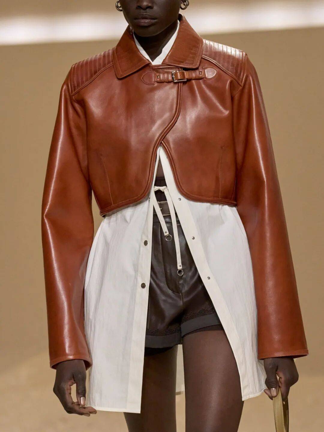 Hermès的女骑士,在沙滩上自由驰骋