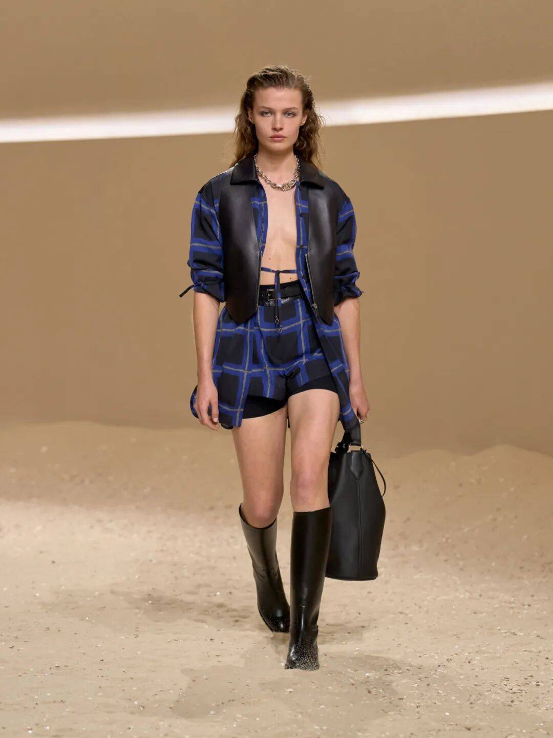 Hermès的女骑士,在沙滩上自由驰骋