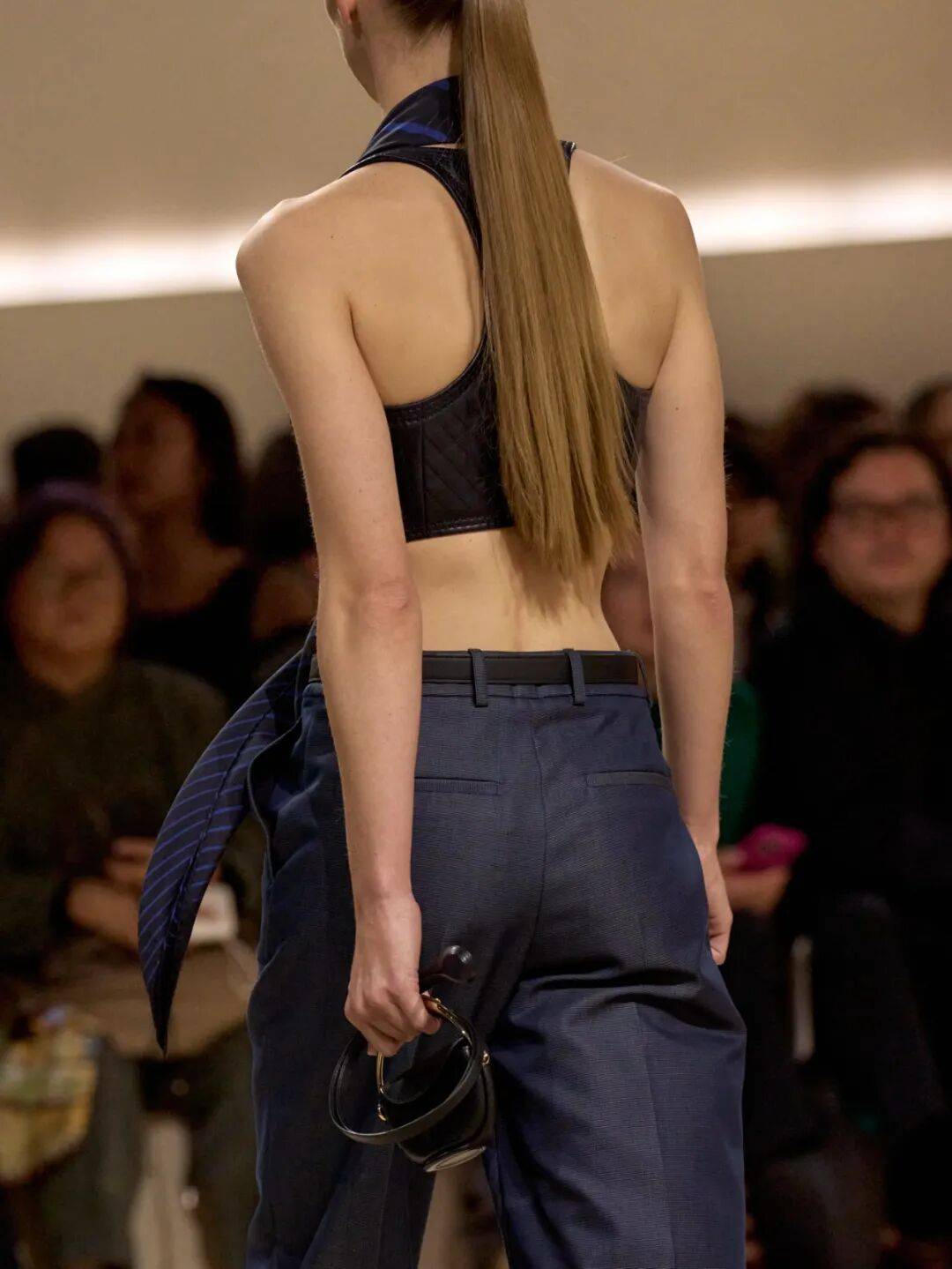 Hermès的女骑士,在沙滩上自由驰骋