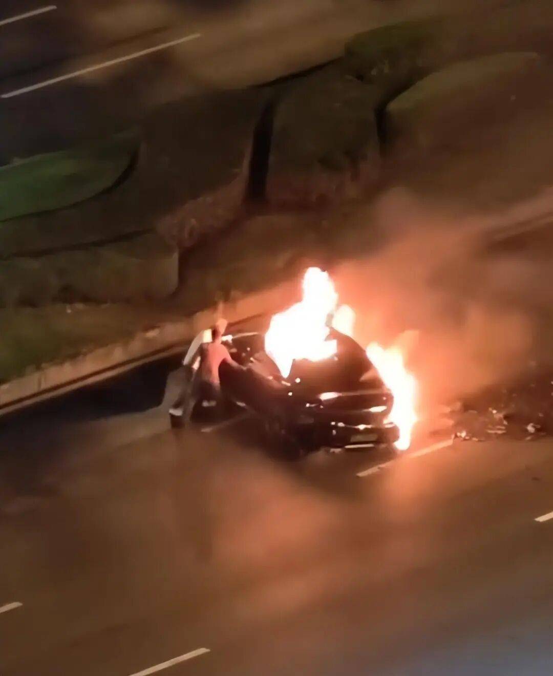 小米汽车客服工作人员回应“成都一SU7失控后起火”:事发凌晨三点,没工作人员值班,未接到求助电话