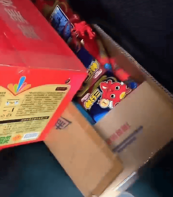 密密麻麻堆满！两亲家为给子女婚礼“添彩”，竟把私家车变成移动“火药库”