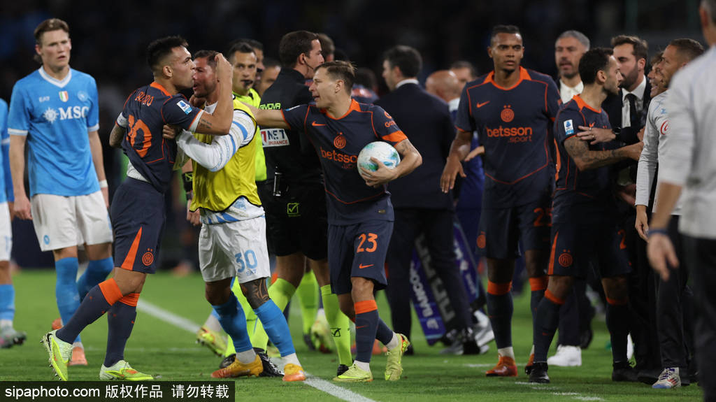 恩怨不休!孔蒂与劳塔罗场上对骂 昔日在国米打拳击和解